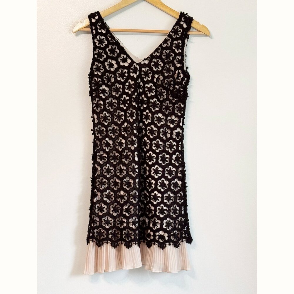 HD in Paris Anthro Women’s Black Floral Lace Pleated Hem Dress 0 Dark Romantic
